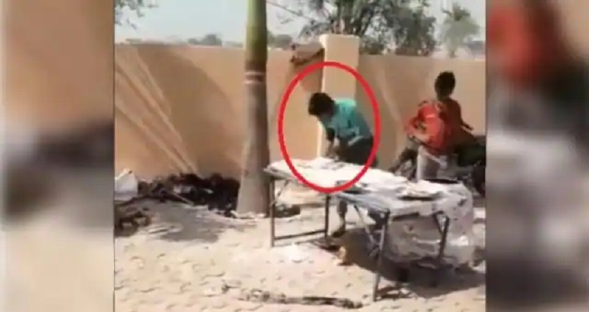 गाजियाबाद: शादी समारोह में तंदूर नान पर थूकने का वीडियो वायरल, आरोपी फरार गाजियाबाद: शादी समारोह में तंदूर नान पर थूकने का वीडियो वायरल, आरोपी फरार