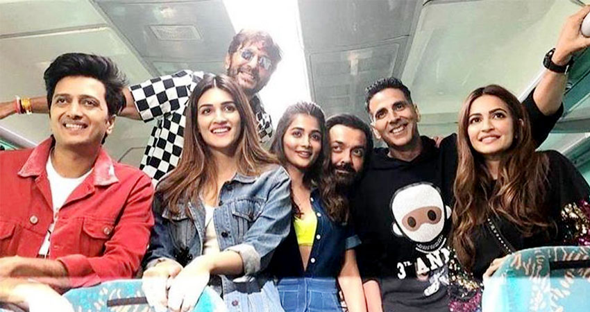 ''हॉउसफुल 4'' की टीम ने ट्रेन में की खूब मस्ती, मीडिया के साथ खेले मजेदार गेम्स ''हॉउसफुल 4'' की टीम ने ट्रेन में की खूब मस्ती, मीडिया के साथ खेले मजेदार गेम्स