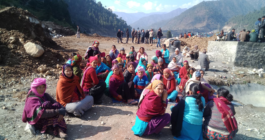 कूड़ा न डाल जाएं पालिका वाले, इसलिए सर्द रातों में महिलाएं तंबू लगाकर दे रहीं पहरा कूड़ा न डाल जाएं पालिका वाले, इसलिए सर्द रातों में महिलाएं तंबू लगाकर दे रहीं पहरा