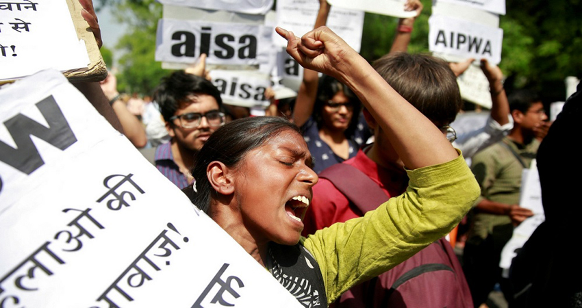 कठुआ और उन्नाव रेप मामले में सड़कों पर उतरे बॉलीवुड सितारे, पीड़िता के लिए मांगा इंसाफ कठुआ और उन्नाव रेप मामले में सड़कों पर उतरे बॉलीवुड सितारे, पीड़िता के लिए मांगा इंसाफ
