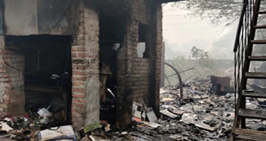 दिल्ली: कीर्ति नगर में कबाड़ की दुकान में आग लगने से तीन की मौत, कई झुलसे दिल्ली: कीर्ति नगर में कबाड़ की दुकान में आग लगने से तीन की मौत, कई झुलसे