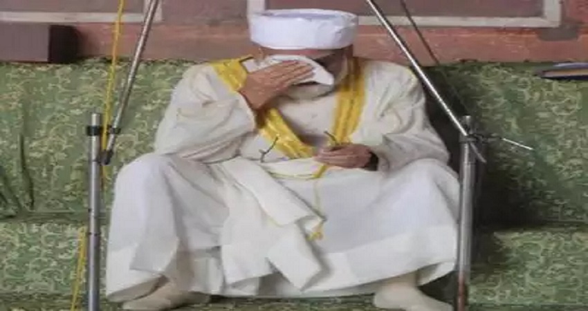 रमजान के आखिरी जुमे में अलविदा की नमाज पर रो पड़े शाही इमाम रमजान के आखिरी जुमे में अलविदा की नमाज पर रो पड़े शाही इमाम