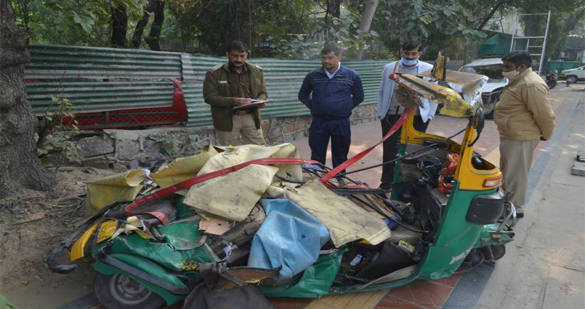 दिल्ली में कंटेनर ट्रक पलटकर ऑटो रिक्शा पर गिरा, चार लोगों की मौत दिल्ली में कंटेनर ट्रक पलटकर ऑटो रिक्शा पर गिरा, चार लोगों की मौत