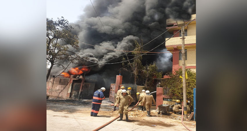 दिल्ली: नारायणा की केमिकल फैक्ट्री में लगी भीषण आग, मौके पर दमकल की 30 गाड़ियां मौजूद दिल्ली: नारायणा की केमिकल फैक्ट्री में लगी भीषण आग, मौके पर दमकल की 30 गाड़ियां मौजूद