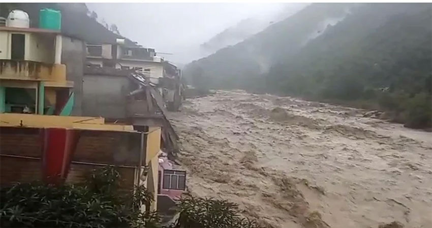 उत्तराखंड: भारी बारिश से जनजीवन हुआ अस्त-व्यस्त, सड़कों पर चला नाव उत्तराखंड: भारी बारिश से जनजीवन हुआ अस्त-व्यस्त, सड़कों पर चला नाव