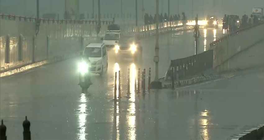 Delhi-NCR में झमाझम बारिश से दिन में ही छाया अंधेरा, वीकेंड का लोगों ने उठाया मजा Delhi-NCR में झमाझम बारिश से दिन में ही छाया अंधेरा, वीकेंड का लोगों ने उठाया मजा