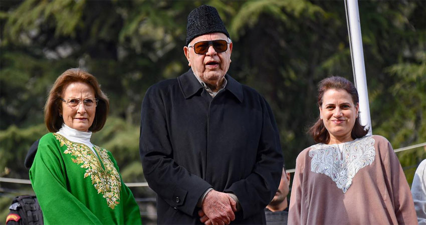 नजरबंदी से रिहा होने के बाद अपने बेटे उमर से मिले फारुख अब्दुल्ला नजरबंदी से रिहा होने के बाद अपने बेटे उमर से मिले फारुख अब्दुल्ला
