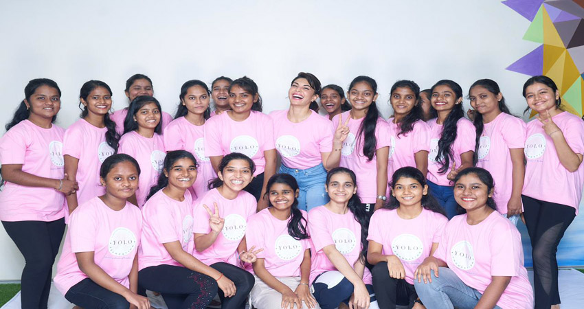 विश्व योग दिवस पर जैकलीन ने NGO के बच्चों के लिए आयोजित किया योग सेशन विश्व योग दिवस पर जैकलीन ने NGO के बच्चों के लिए आयोजित किया योग सेशन