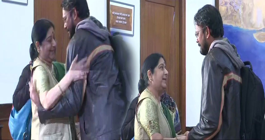 पाकिस्तान से लौटने के बाद हामिद अंसारी ने सुषमा स्वराज से की मुलाकात, दर्द बयां करते हुआ भावुक पाकिस्तान से लौटने के बाद हामिद अंसारी ने सुषमा स्वराज से की मुलाकात, दर्द बयां करते हुआ भावुक