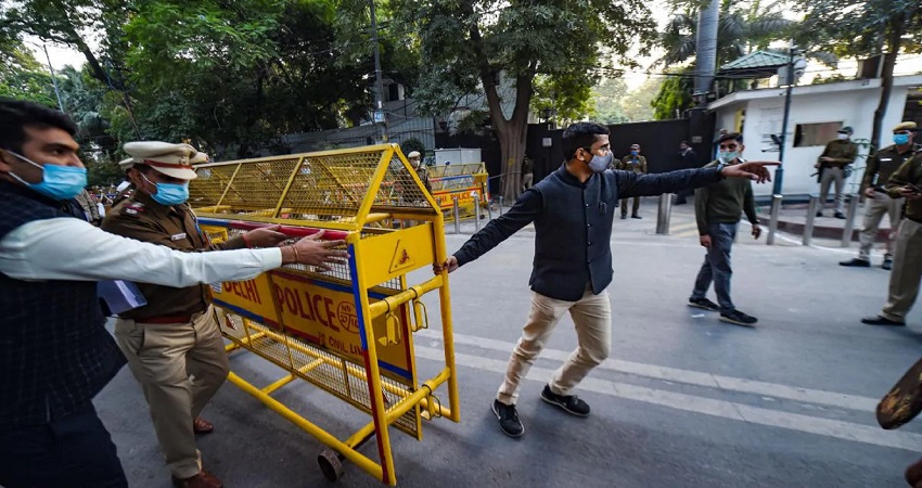 CM केजरीवाल के घर के बाहर धरने से परेशान हुए पड़ोसी, HC से की दिल्ली पुलिस पर कार्रवाई की मांग CM केजरीवाल के घर के बाहर धरने से परेशान हुए पड़ोसी, HC से की दिल्ली पुलिस पर कार्रवाई की मांग