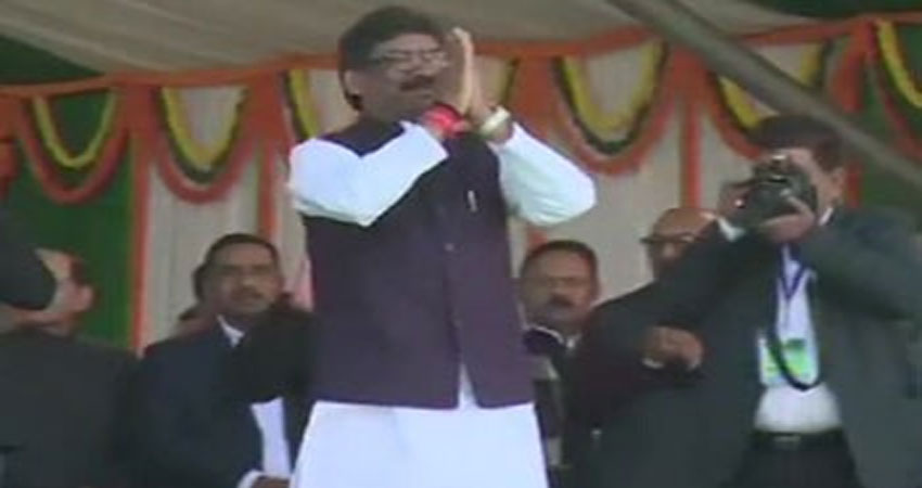 झारखंड: सीएम पद के लिये हेमंत सोरेन ने ली शपथ, राहुल समेत पहुंचे कई दिग्गज झारखंड: सीएम पद के लिये हेमंत सोरेन ने ली शपथ, राहुल समेत पहुंचे कई दिग्गज