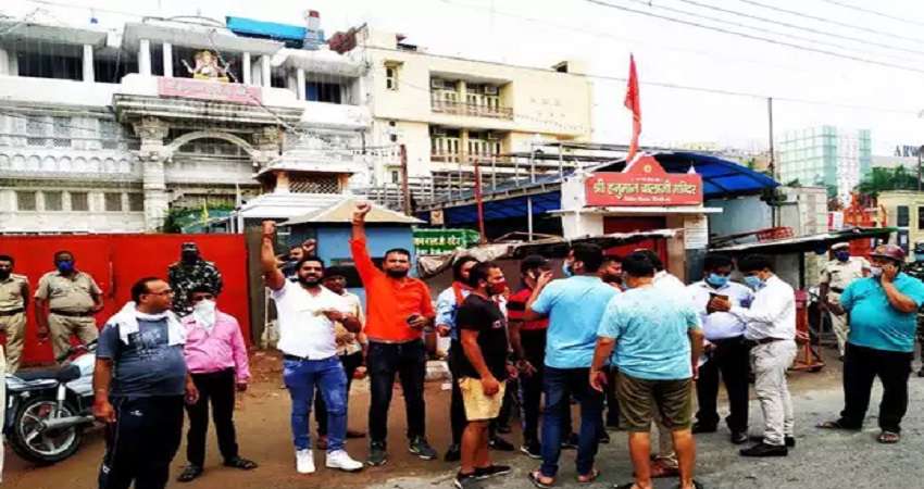 दिल्ली के हनुमान मंदिर में खुजराहो जैसी मूर्तियां मिलने पर हिंदू संगठनों ने किया हंगामा दिल्ली के हनुमान मंदिर में खुजराहो जैसी मूर्तियां मिलने पर हिंदू संगठनों ने किया हंगामा