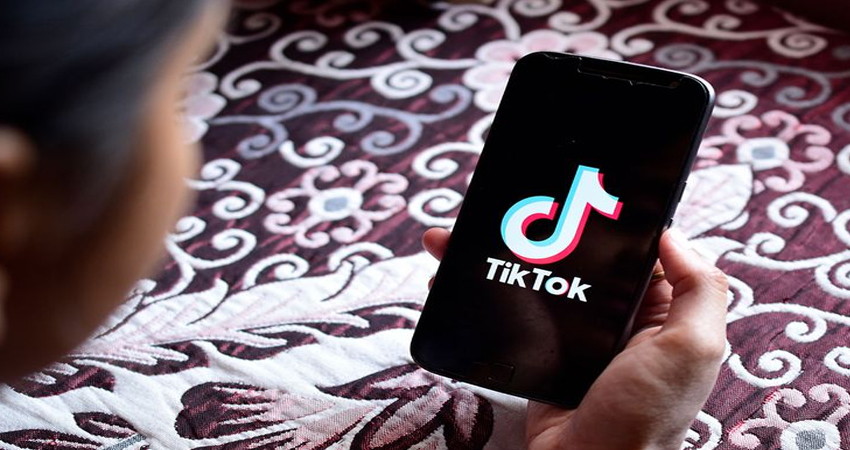 ऑफिस में TikTok पर वीडियो बना रहे थे 11 कर्मचारी, गंवाना पड़ा पद, सैलरी भी हो गई कम ऑफिस में TikTok पर वीडियो बना रहे थे 11 कर्मचारी, गंवाना पड़ा पद, सैलरी भी हो गई कम