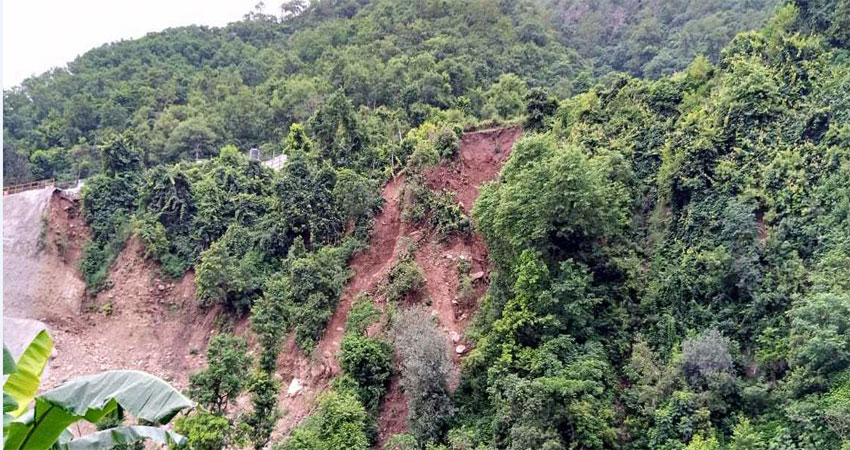 रेलवे सुरंग निर्माण को कर रही विस्फोट, खतरे में ग्रामीण रेलवे सुरंग निर्माण को कर रही विस्फोट, खतरे में ग्रामीण