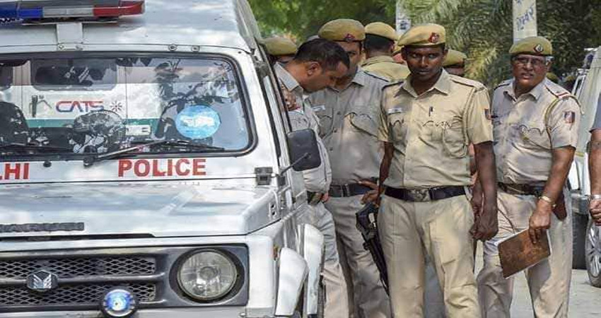 मंदिर में घुसे चोर को घंटे ने पकड़वाया, जमकर पिटाई कर किया पुलिस के हवाले मंदिर में घुसे चोर को घंटे ने पकड़वाया, जमकर पिटाई कर किया पुलिस के हवाले