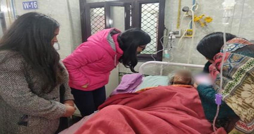80 साल की बूढ़ी मां को दिल्ली पुलिस अफसर ने सड़क पर छोड़ा, शरीर पर मिले गहरे घाव 80 साल की बूढ़ी मां को दिल्ली पुलिस अफसर ने सड़क पर छोड़ा, शरीर पर मिले गहरे घाव