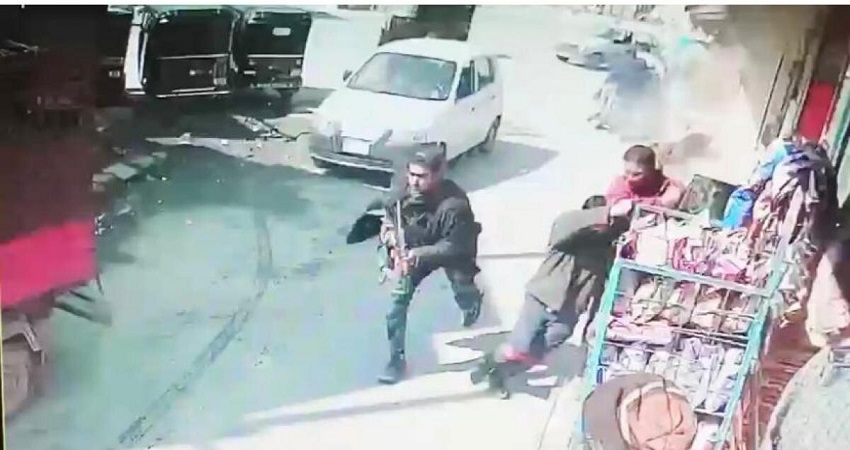 कश्मीर में दो पुलिसकर्मी हुए शहीद, CCTV फुटेज में AK-47 से गोली बरसाते दिखे आतंकी कश्मीर में दो पुलिसकर्मी हुए शहीद, CCTV फुटेज में AK-47 से गोली बरसाते दिखे आतंकी
