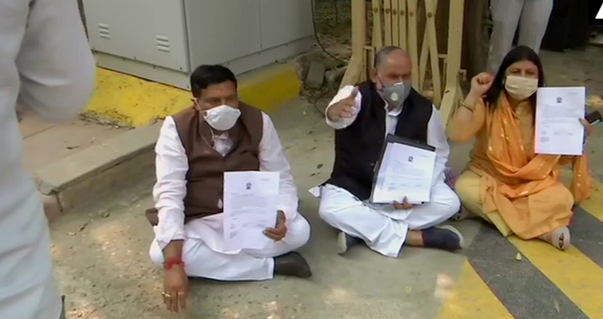 दिल्ली: निगम कर्मियों के वेतन की मांग करते हुए CM आवास के बहर धरने पर बैठे मेयर दिल्ली: निगम कर्मियों के वेतन की मांग करते हुए CM आवास के बहर धरने पर बैठे मेयर