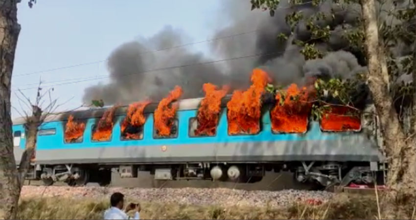 देहरादून आ रही शताब्दी एक्सप्रसे की बोगी में आग लगी, कोई हताहत नहीं देहरादून आ रही शताब्दी एक्सप्रसे की बोगी में आग लगी, कोई हताहत नहीं