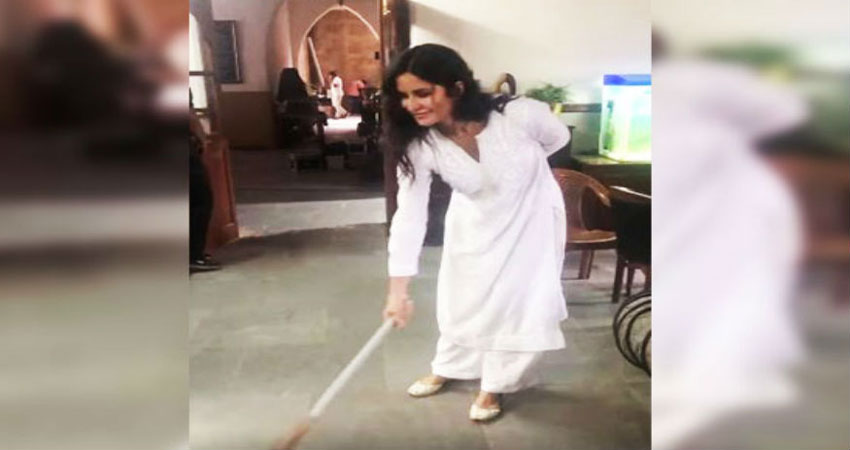 दिल्ली में AAP की जीत के बाद झाड़ू लगाते नजर आईं कैटरीना कैफ, देखें ये Viral वीडियो दिल्ली में AAP की जीत के बाद झाड़ू लगाते नजर आईं कैटरीना कैफ, देखें ये Viral वीडियो
