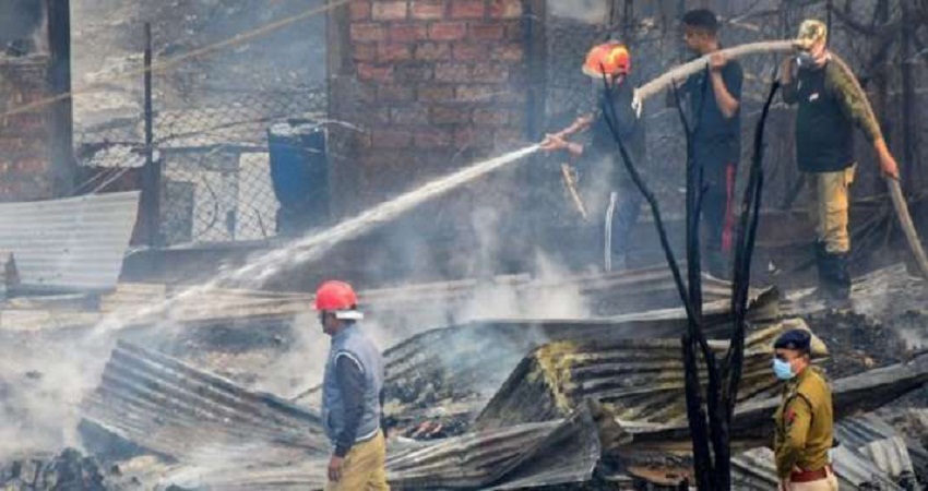 दिल्ली: घर में रखे गैस सिलेंडर पर हुआ धमाका और गिर पड़ी दीवार, 3 बच्चों समेत 5 लोग दबे दिल्ली: घर में रखे गैस सिलेंडर पर हुआ धमाका और गिर पड़ी दीवार, 3 बच्चों समेत 5 लोग दबे
