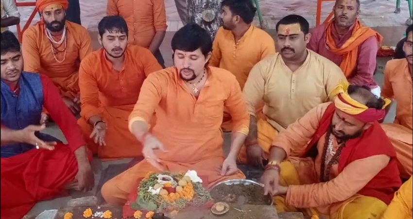 US चुनाव में डोनाल्ड ट्रंप की जीत के लिए प्रयागराज में पूजा, बड़े हनुमान मंदिर में किया गया हवन US चुनाव में डोनाल्ड ट्रंप की जीत के लिए प्रयागराज में पूजा, बड़े हनुमान मंदिर में किया गया हवन