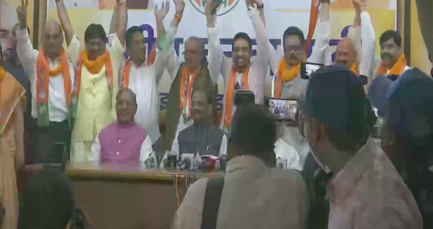 झारखंड: कांग्रेस-JMM को बड़ा झटका, 5 MLA समेत 9 ने थामा भाजपा का दामन झारखंड: कांग्रेस-JMM को बड़ा झटका, 5 MLA समेत 9 ने थामा भाजपा का दामन