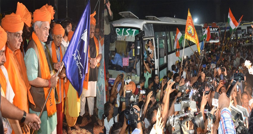 LG मनोज सिन्हा ने जम्मू से अमरनाथ तीर्थयात्रियों के पहले जत्थे को रवाना किया LG मनोज सिन्हा ने जम्मू से अमरनाथ तीर्थयात्रियों के पहले जत्थे को रवाना किया