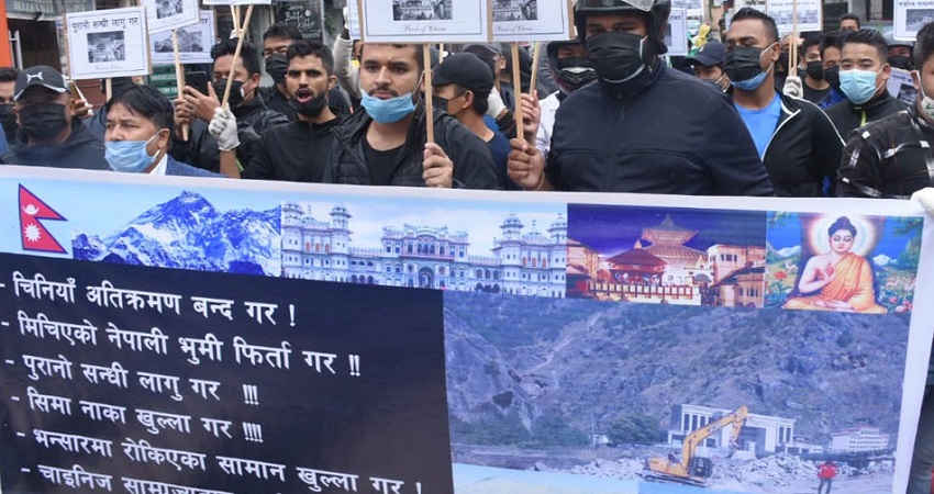 नेपाल की जमीन पर चीन ने कब्जा कर बनाई इमारत, सड़कों पर उतरे लोग नेपाल की जमीन पर चीन ने कब्जा कर बनाई इमारत, सड़कों पर उतरे लोग