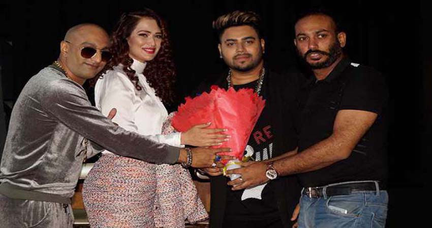 आकाश ददलानी लेकर आए अपना पहला संगीत वीडियो ‘बैंग बैंग’ आकाश ददलानी लेकर आए अपना पहला संगीत वीडियो ‘बैंग बैंग’