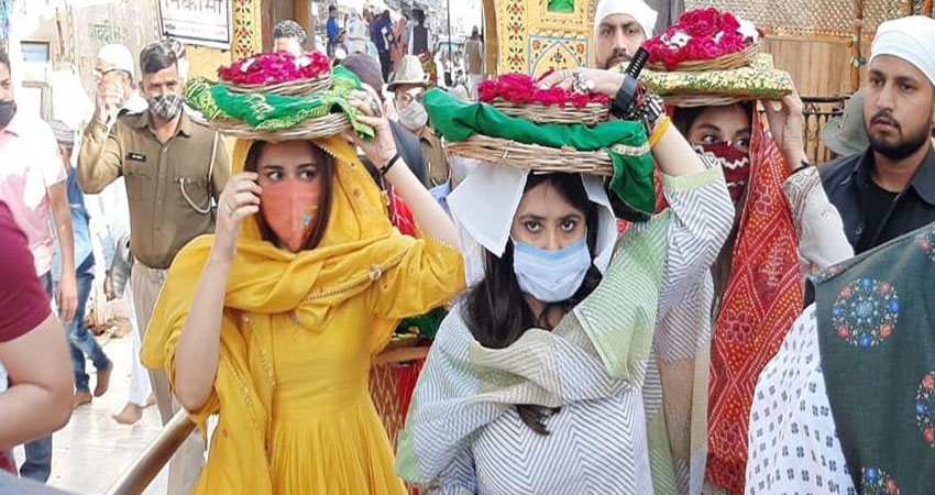 एकता कपूर, रिद्धि डोगरा और मोनिका डोगरा ने अजमेर शरीफ में लिया आशीर्वाद एकता कपूर, रिद्धि डोगरा और मोनिका डोगरा ने अजमेर शरीफ में लिया आशीर्वाद