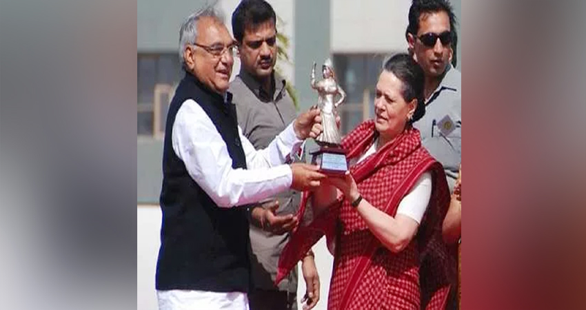 हरियाणा: नेता प्रतिपक्ष पर दोनों गुटों में खींचतान, सोनिया ने लगाई हुड्डा के नाम पर मुहर हरियाणा: नेता प्रतिपक्ष पर दोनों गुटों में खींचतान, सोनिया ने लगाई हुड्डा के नाम पर मुहर