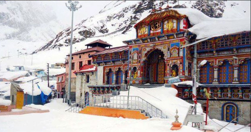 बद्रीनाथ धाम सहित चमोली के ऊंचाई वाले क्षेत्रों में बर्फवारी, ठंड बढ़ी बद्रीनाथ धाम सहित चमोली के ऊंचाई वाले क्षेत्रों में बर्फवारी, ठंड बढ़ी