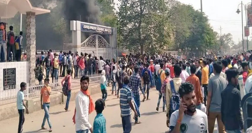 कोचिंग बंद होने पर भड़के छात्र, यात्री शेड को किया आग के हवाले कोचिंग बंद होने पर भड़के छात्र, यात्री शेड को किया आग के हवाले