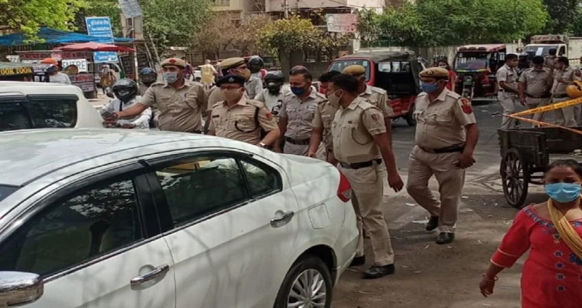 दिल्ली पुलिस की आंख में मिर्च झोंक गैंगेस्टर को छुड़ाया, एनकाउंटर में एक की मौत दिल्ली पुलिस की आंख में मिर्च झोंक गैंगेस्टर को छुड़ाया, एनकाउंटर में एक की मौत