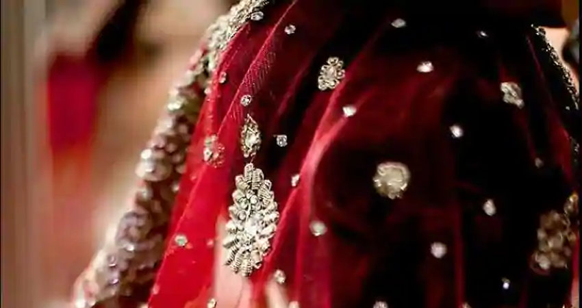 थाना परिसर में भाई और नाबालिग बहन बने पति-पत्नी, पुलिस पर उठे सवाल थाना परिसर में भाई और नाबालिग बहन बने पति-पत्नी, पुलिस पर उठे सवाल