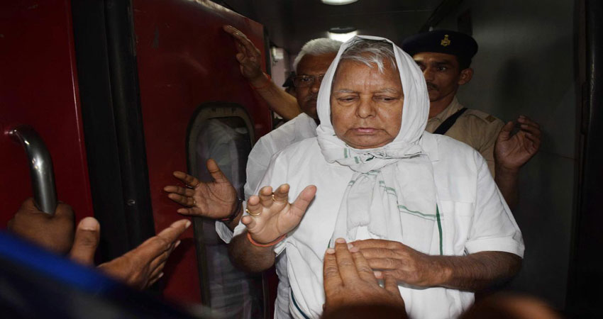 CBI ने लालू की याचिका का किया विरोध, कहा- जेल से कर रहे चुनाव को प्रभावित CBI ने लालू की याचिका का किया विरोध, कहा- जेल से कर रहे चुनाव को प्रभावित