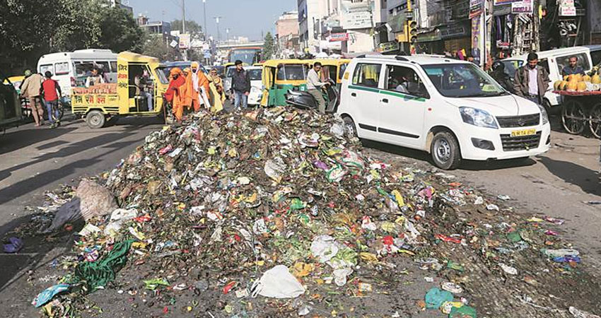 सफाई कर्मचारियों की बढ़ी मुश्किलें, निगम ने 71 सफाईकर्मीयों को किया सस्पेंड सफाई कर्मचारियों की बढ़ी मुश्किलें, निगम ने 71 सफाईकर्मीयों को किया सस्पेंड