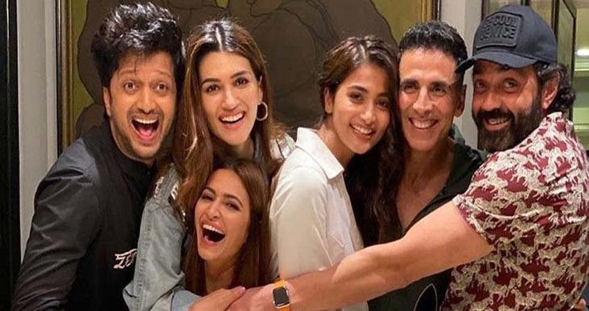 'Housefull 4 ' की स्पेशल स्क्रीनिंग पर दिखे बॉलीवुड के ये सितारे, सोते हुए आए नजर 'Housefull 4 ' की स्पेशल स्क्रीनिंग पर दिखे बॉलीवुड के ये सितारे, सोते हुए आए नजर
