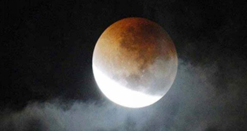 साल में तीसरी बार लगा आज चंद्रग्रहण, भूल कर भी ना करें ये काम साल में तीसरी बार लगा आज चंद्रग्रहण, भूल कर भी ना करें ये काम