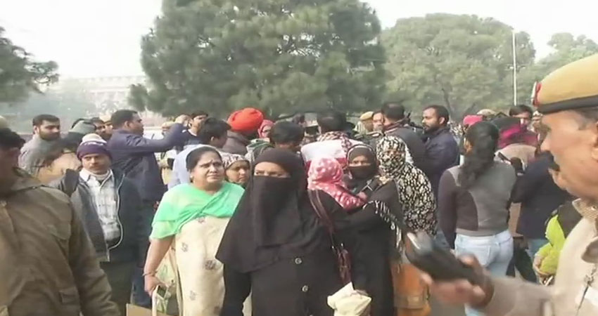 तीन तलाक बिल पास न होने पर मुस्लिम महिलाओं का प्रदर्शन, कांग्रेस का बहिष्कार तीन तलाक बिल पास न होने पर मुस्लिम महिलाओं का प्रदर्शन, कांग्रेस का बहिष्कार