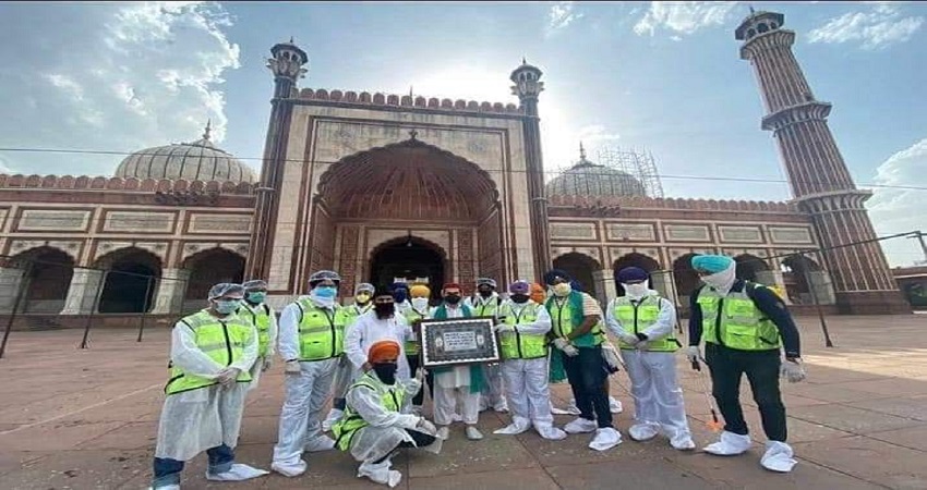 भारतीय एकता की मिसाल- सिख समुदाय ने जामा मस्जिद को किया सैनिटाइज भारतीय एकता की मिसाल- सिख समुदाय ने जामा मस्जिद को किया सैनिटाइज