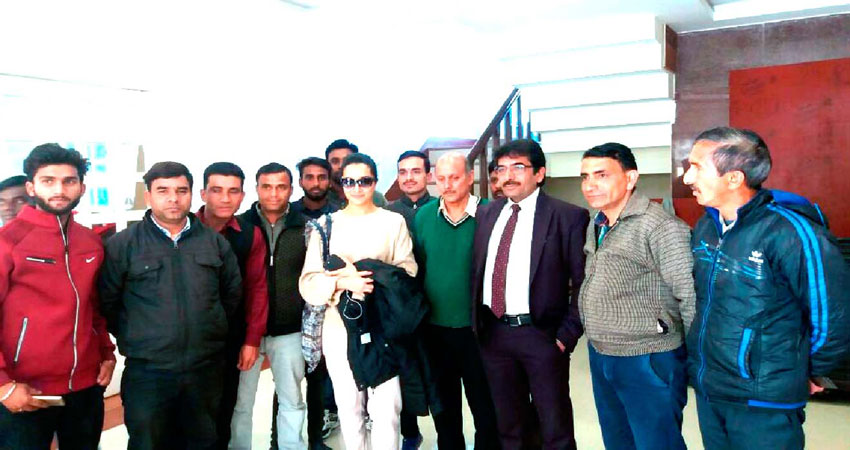 हेलीकॉप्टर से हुई ‘बत्ती गुल मीटर चालू’ की शूटिंग, इस अभिनेत्री ने खिंचवाई प्रशंसकों के साथ तस्वीरें हेलीकॉप्टर से हुई ‘बत्ती गुल मीटर चालू’ की शूटिंग, इस अभिनेत्री ने खिंचवाई प्रशंसकों के साथ तस्वीरें