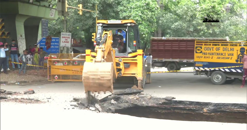 बारिश के कारण IIT Delhi Flyover के पास धंसा सड़क का एक हिस्सा, ट्रैफिक डायवर्ट बारिश के कारण IIT Delhi Flyover के पास धंसा सड़क का एक हिस्सा, ट्रैफिक डायवर्ट