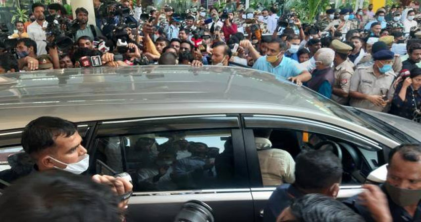 लखीमपुर खीरी: आखिरकार राहुल को मिली अपनी गाड़ी में जाने की परमिशन,जानें पूरा मामला लखीमपुर खीरी: आखिरकार राहुल को मिली अपनी गाड़ी में जाने की परमिशन,जानें पूरा मामला