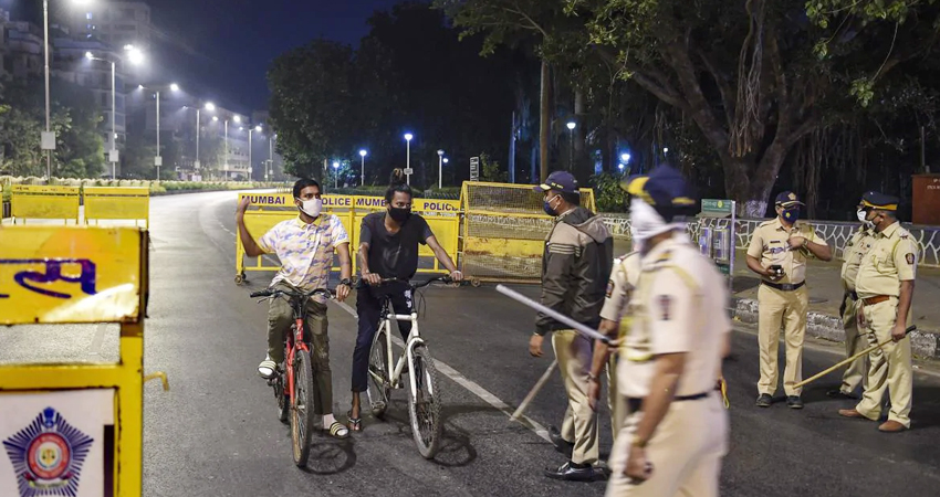 मुंबई: कोरोना का बढ़ता प्रकोप, पुलिस ने रात्रि कर्फ्यू लागू होते ही सतर्कता बढ़ाई मुंबई: कोरोना का बढ़ता प्रकोप, पुलिस ने रात्रि कर्फ्यू लागू होते ही सतर्कता बढ़ाई