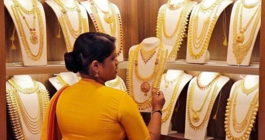 Gold में उछाल: रिकॉर्ड ऊंचाई पर चमक बिखेर रहा सोना-चांदी, जानिए क्या हैं भाव Gold में उछाल: रिकॉर्ड ऊंचाई पर चमक बिखेर रहा सोना-चांदी, जानिए क्या हैं भाव