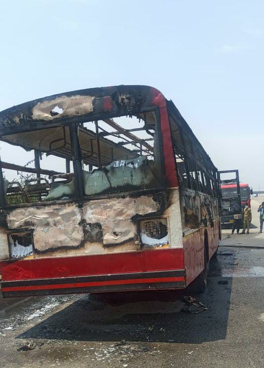 यमुना एक्सप्रेस वे पर चलती बस में लगी भीषण आग, सवारियों ने आनन फानन में कूदकर बचाई अपनी जान यमुना एक्सप्रेस वे पर चलती बस में लगी भीषण आग, सवारियों ने आनन फानन में कूदकर बचाई अपनी जान