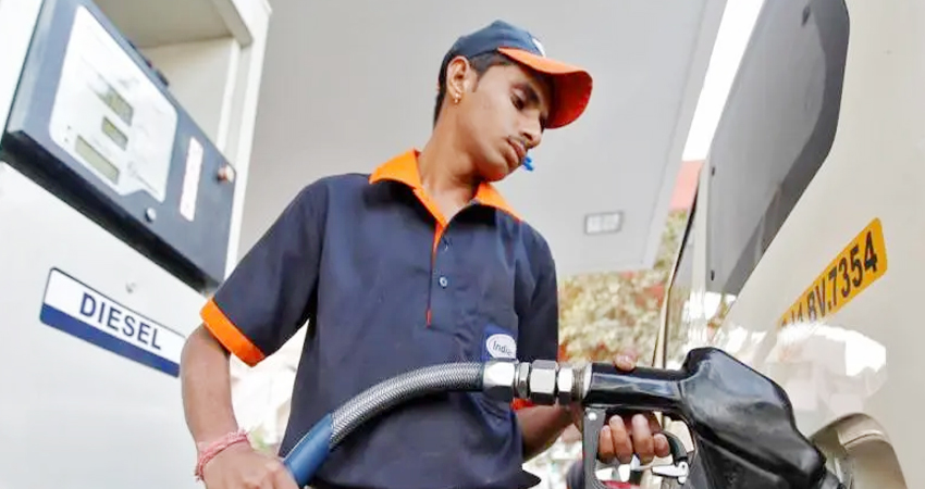 फिर बढ़े ईंधन के दाम, इन शहरों में पेट्रोल 100 रुपये प्रति लीटर के पार फिर बढ़े ईंधन के दाम, इन शहरों में पेट्रोल 100 रुपये प्रति लीटर के पार