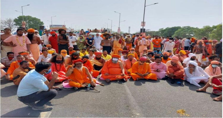 शाही स्नान में देरी हुई तो सड़क पर बैठे संत शाही स्नान में देरी हुई तो सड़क पर बैठे संत